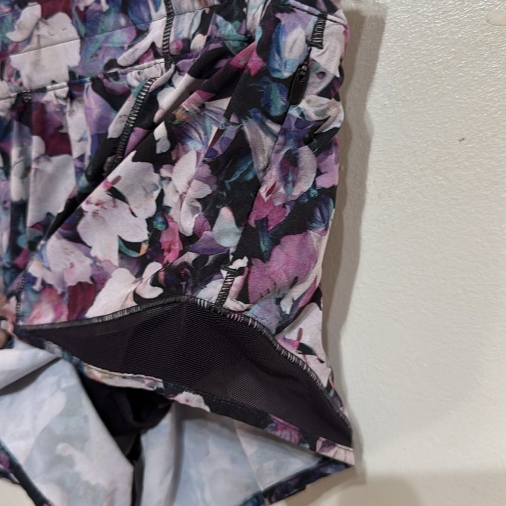 Size 4 LULULEMON Hotty Hot 2.5" Short Utopia Multi Deep Phantom brief lined - Picture 5 of 7